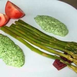 Asperges vertes sauce verte et coussin de betterave