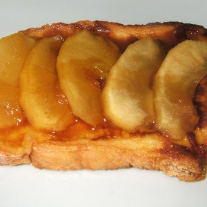 Brioche dorée aux pommes caramélisées