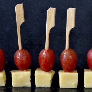 Brochettes apéritives raisin -cheddar