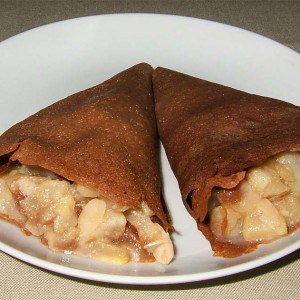 Cornets de crêpes au chocolat fourrées de compotée de poires