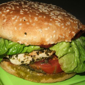 Burger de poulet à la méditerranéenne