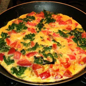 Omelette au kale et aux tomates