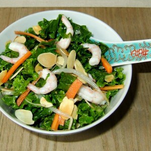 Salade asiatique au kale et aux crevettes