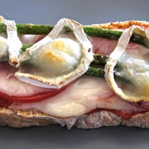 Tartine aux asperges vertes et au fromage de chèvre