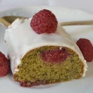 Gâteau au thé matcha et aux framboises