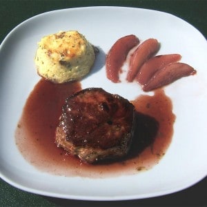 Pavés de cerf sauce et poires au vin