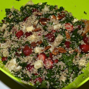 Salade de quinoa et kale aux fraises