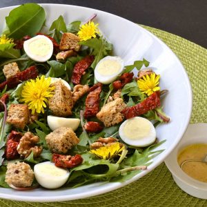 Salade de pissenlits aux oeufs de caille