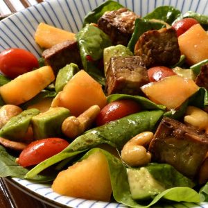 Salade de pousses d’épinards et de tempeh mariné