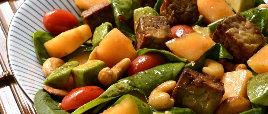 Salade de pousses d’épinards et de tempeh mariné