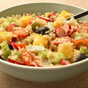 Salade de quinoa aux pêches et légumes