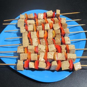 Brochettes de tofu mariné