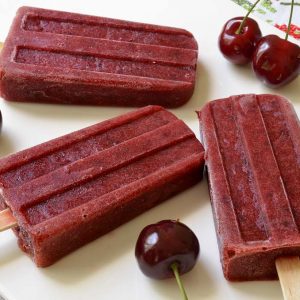 Popsicles ou esquimaux cerises et fraises