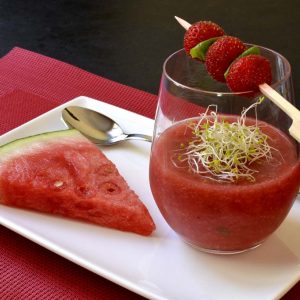 Soupe froide à la pastèque, aux tomates et aux fraises