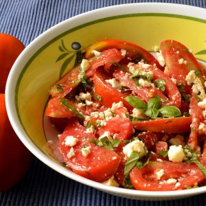 Salade de tomates, feta et basilic