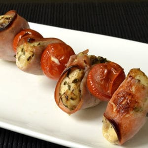 Brochettes au poulet, bacon et tomates cerise