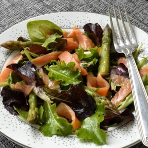 Salade mélangées aux asperges vertes et  truite fumée.