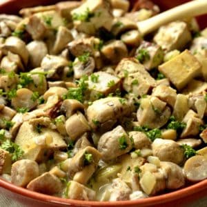 Tofu fumé et champignons sauce moutarde.