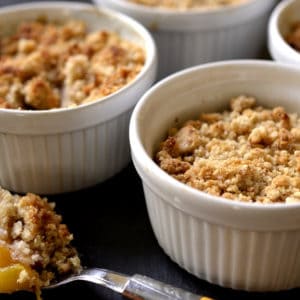 Crumble aux pêches et amande