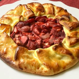 Tarte rustique aux fraises et rhubarbe