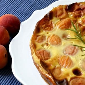 Clafoutis aux abricots, miel et romarin