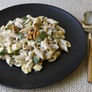 Penne sauce crémeuse aux courgettes et aux noix