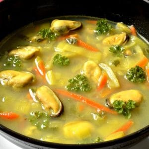 Soupe aux moules et petits légumes au curry