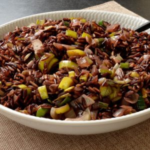 Riz noir sauté aux poireaux