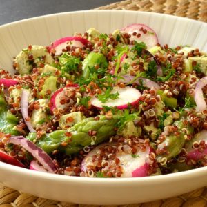 Salade de quinoa et tofu fermenté aux légumes de printemps