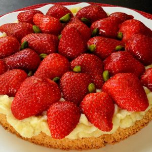 Gâteau léger aux fraises et pistaches