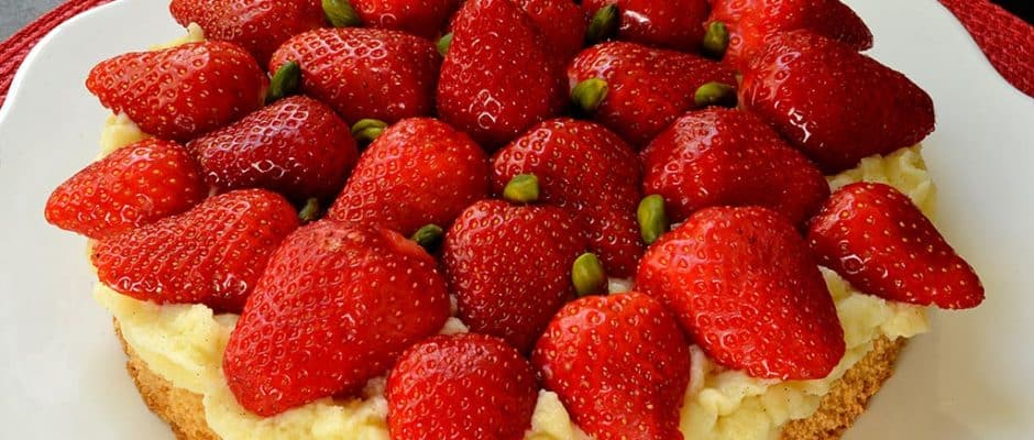 Gâteau léger aux fraises et pistaches