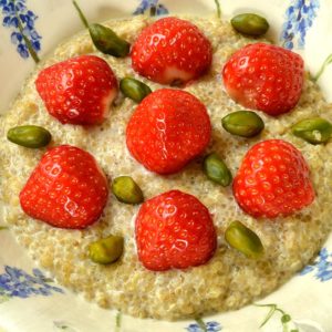 Quinoa sans lait, fraises et pistaches
