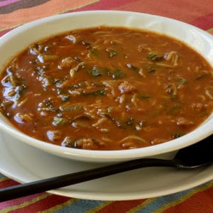 Soupe de tomate aux vermicelles et protéines texturées